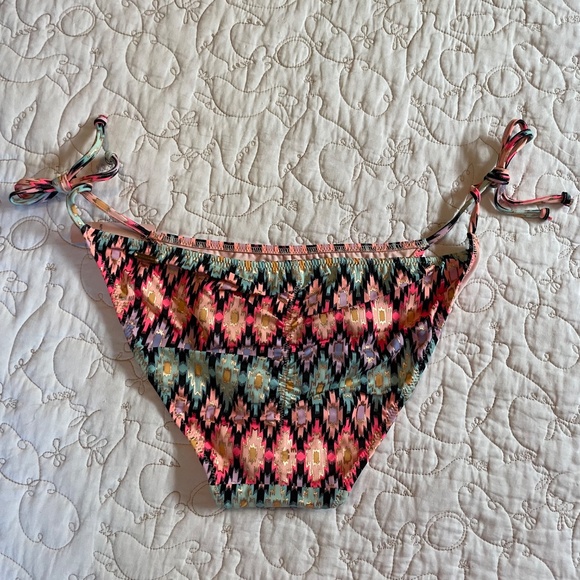 Victoria’s Secret bikini bottoms - lot of 2 - NWT - Picture 3 of 7